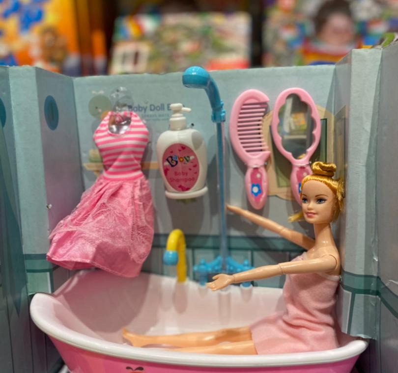 عروسک باربی در وان حمام